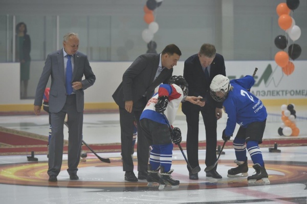 В Кировграде дети будут учиться в школах в одну смену и тренироваться в хоккее на новой ледовой арене - Фото 1