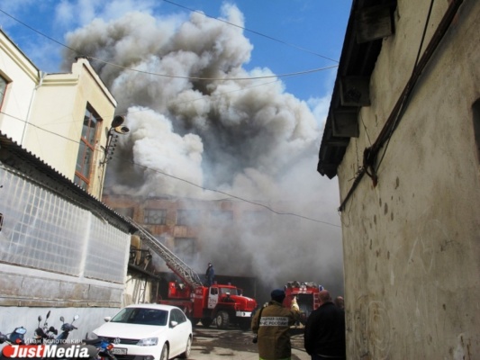  Три часа понадобилось пожарным, чтобы справиться с огнем на складе в Екатеринбурге - Фото 1
