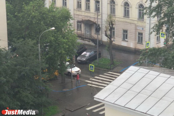 В Екатеринбурге появилась синяя линяя, которая поможет ориентироваться паломникам - Фото 1