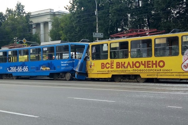 В центре Екатеринбурга трамвай без водителя на полном ходу въехал в другой трамвай, есть пострадавшие - Фото 1
