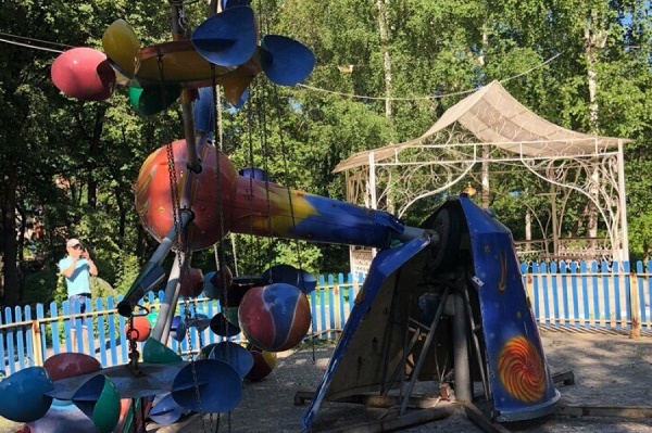 Покатались. В Екатеринбурге в парке Маяковского упала детская карусель «Космос» - Фото 1