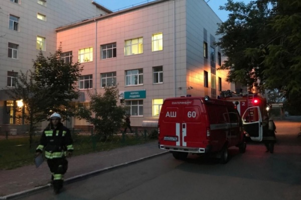 В Екатеринбурге из пожара в роддоме ЦГБ №40 эвакуировали 170 человек, в том числе 49 детей - Фото 1