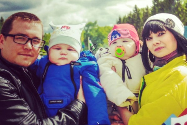 Екатеринбургские врачи спасли жизнь двойняшкам и их маме, впервые победив смертельно опасное осложнение беременности - Фото 1