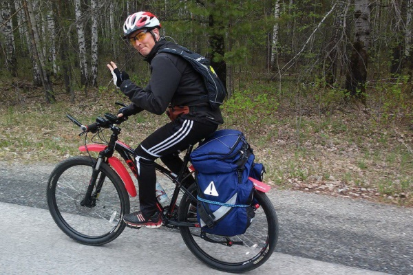 Уралец-авантюрист преодолел на велосипеде 5300 км, чтобы искупаться в Севастополе - Фото 1