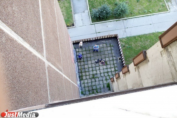 «Он был какой-то возбужденный». На Большакова молодой человек вышел с балкона девятого этажа. ФОТО 18+ - Фото 1