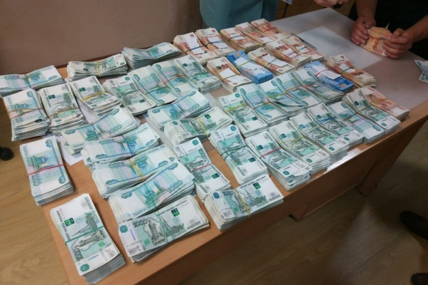 На Кольцовской таможне задержали китайца с чемоданом денег - Фото 1