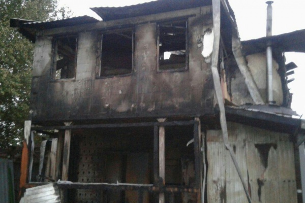 В Екатеринбурге в сгоревшем ночью доме нашли труп мужчины - Фото 1