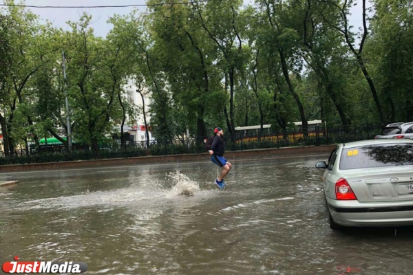 Обрушившийся на Екатеринбург ливень моментально превратил его в Венецию - Фото 1