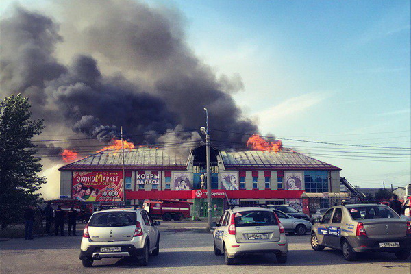 В Серове в результате поджога сгорели торговый центр и овощебаза - Фото 1
