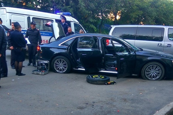 В Екатеринбурге неизвестные расстреляли иномарку. Водитель получил ранение - Фото 1