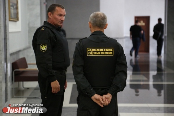 Екатеринбургские приставы задержали мужчину, пришедшего в суд с револьвером - Фото 1