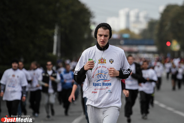 Почти 50 тысяч человек пробежали по Екатеринбургу в поддержку ЭКСПО-2025 - Фото 1