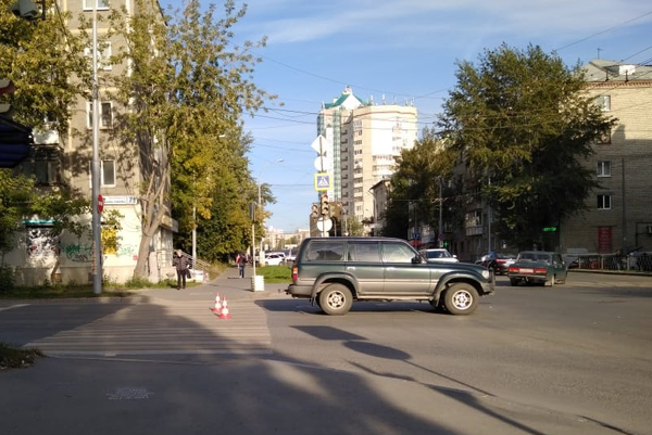 В Екатеринбурге водитель Toyota Land Cruiser сбил скейтборбиста, который пересекал перекресток на красный - Фото 1