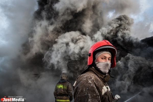В Новоуральске горит огромное заброшенное здание - Фото 1
