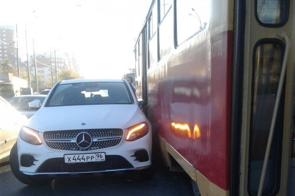 В Екатеринбурге на улице Фронтовых бригад ДТП парализовало движение трамваев - Фото 1
