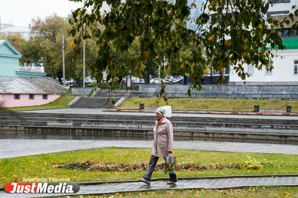 В Екатеринбурге бабье лето резко сменилось дождями и холодом. Смотрим с JustMedia.ru, насколько горожане готовы к осени - Фото 1
