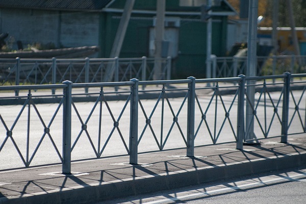 На новые пешеходные ограждения из екатеринбургской казны потратят около 4 млн рублей - Фото 1