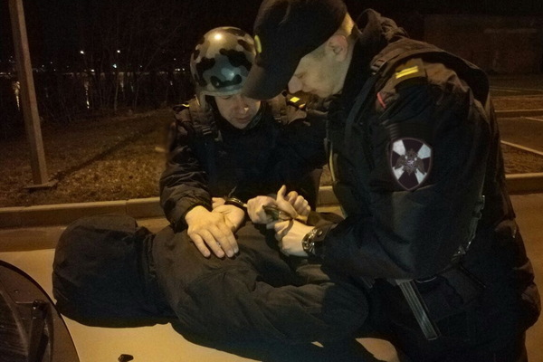 Ночью в Екатеринбурге автоподставщики отобрали у местного жителя автомобиль - Фото 1