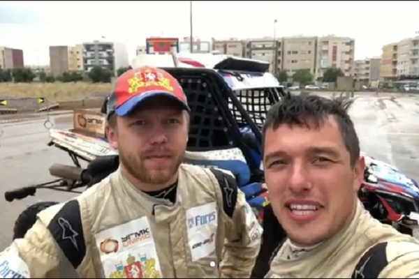 Экипаж екатеринбургских гонщиков Сергея Карякина и Антона Власюка победил на этапе кубка мира в Марокко - Фото 1