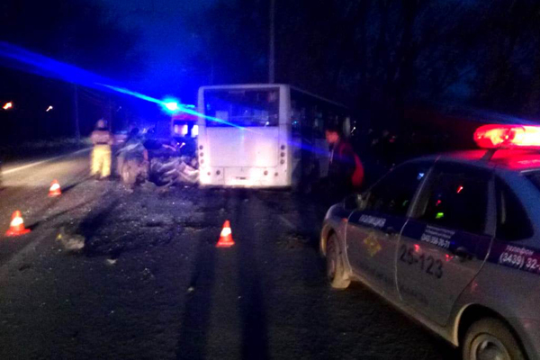 В Каменске-Уральском в жуткой аварии с автобусом пострадали 16 человек. Один из них скончался в реанимации  - Фото 1