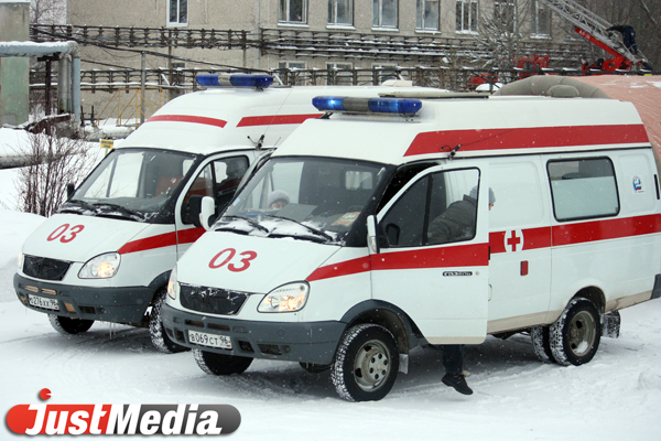 Правительство РФ закупит для Свердловской области шесть машин скорой помощи и четыре школьных автобуса - Фото 1