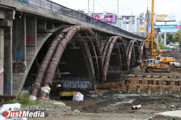 Строители Макаровского моста заправляли технику в водоохранной зоне - Фото 1
