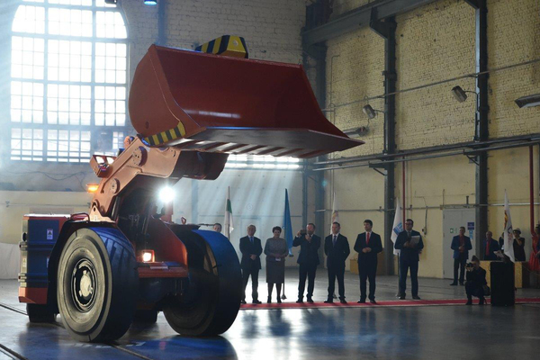 УГМК презентовал шахтную погрузочно-доставочную машину, которую показывал на ИННОПРОМе - Фото 1