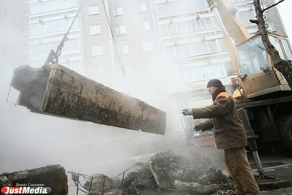 В Екатеринбурге из-за порывов Крауля и Победы залило горячей водой  - Фото 1