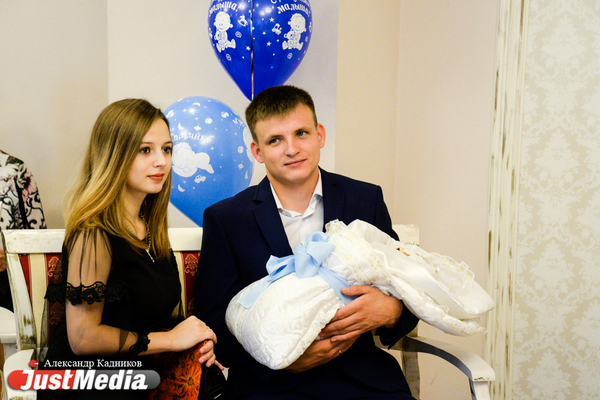Свердловские власти назвали сумму, которые выделили в бюджете на выплату материнского капитала в 2019 году - Фото 1