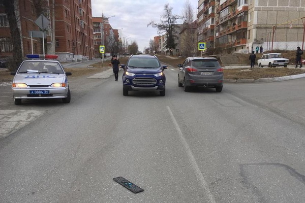 На Урале 10-летний ребенок попал под машину, выбежав на дорогу за мячом - Фото 1