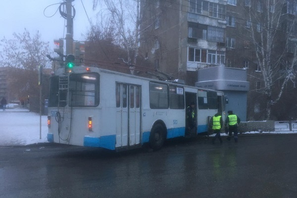 В Екатеринбурге троллейбус сбил девушку и врезался в киоск - Фото 1