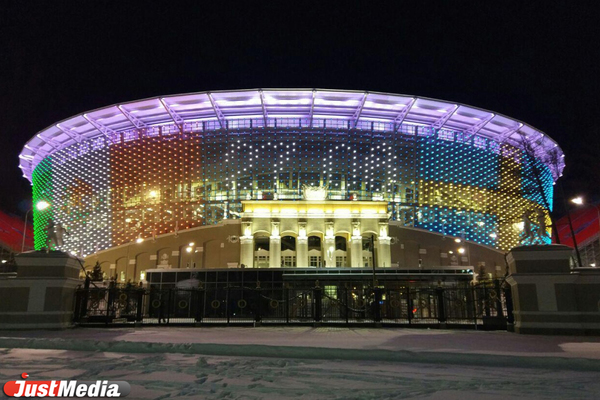 На мультимедийном фасаде Центрального стадиона появилась надпись: «Мы за EXPO 2025 в Екатеринбурге» - Фото 1