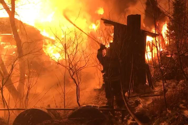 В Екатеринбурге ночью сгорели 11 домов и 3 бани - Фото 1
