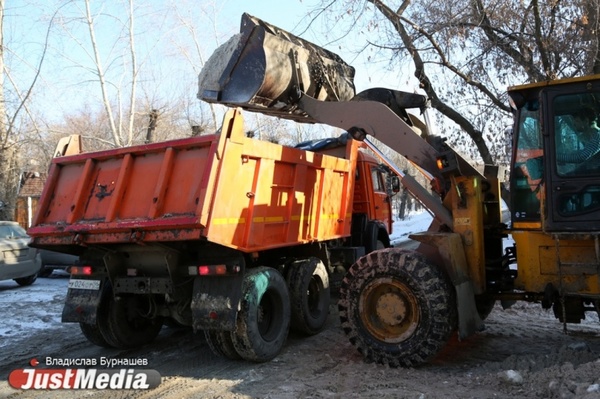 В выходные с последствиями непогоды в Свердловской области боролись 462 снегоуборочные машины - Фото 1