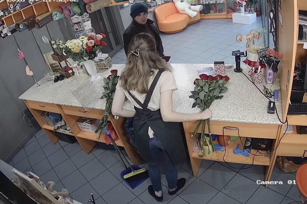 В Екатеринбурге молодой человек под прицелом камер ограбил цветочный киоск - Фото 1