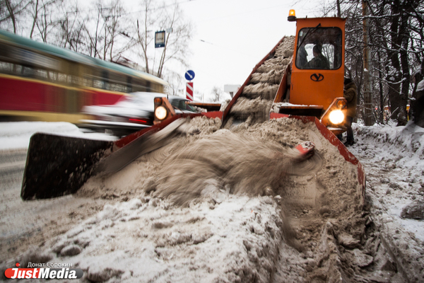 Улицы Екатеринбурга очистит от снега новая уборочная техника за 96 миллионов рублей - Фото 1