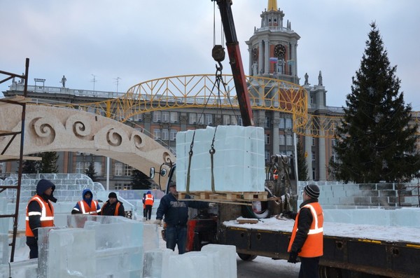 Ледовый городок на главной площади Екатеринбурга готов на 60 процентов - Фото 1