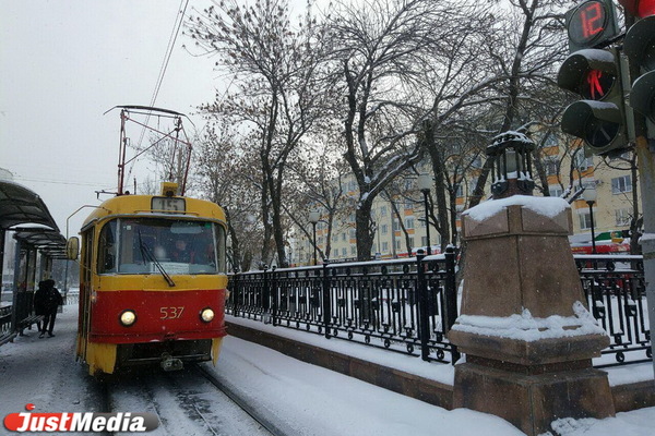 «Трамваи не ходят, и автобусов нет». Жители Екатеринбурга замерзли на остановках в ожидании общественного транспорта - Фото 1