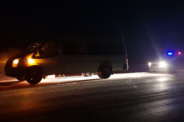 На Тюменском тракте в минус 26 едва не замерли 18 пассажиров микроавтобуса  - Фото 1