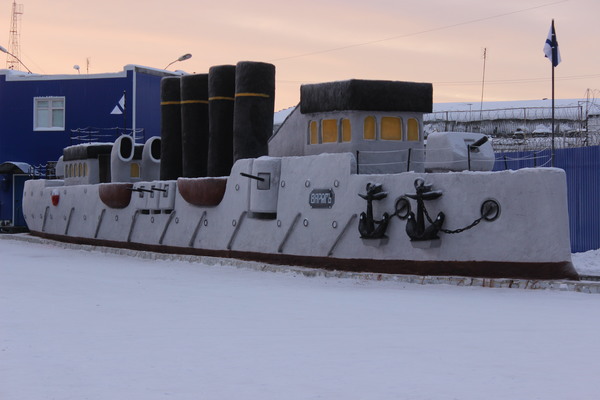 Начальник уральской колонии заставил заключенных слепить из снега точную копию крейсера «Варяг» - Фото 1