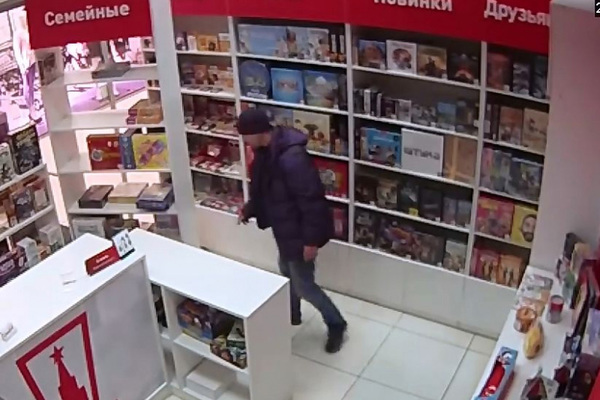 В Екатеринбурге полицейские задержали мужчину, который похитил телефон у продавца бутика настольных игр в ТЦ  - Фото 1