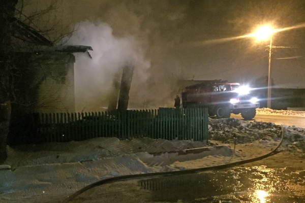 В Первоуральске пожарные вытащили из горящего дома пять человек - Фото 1