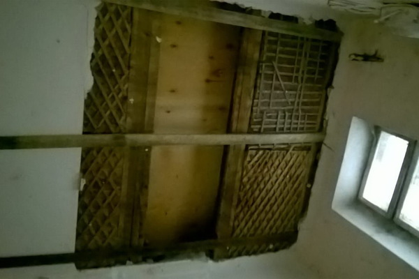 В Нижнем Тагиле в жилом бараке обрушился потолок - Фото 1