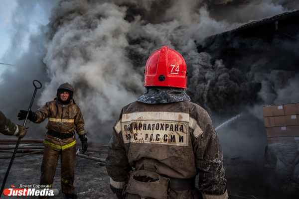 Ночью в Екатеринбурге сгорел строительный вагончик  - Фото 1