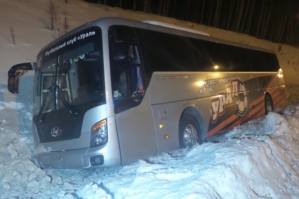 На ЕКАДе автобус футбольного клуба «Урал» съехал в кювет - Фото 1