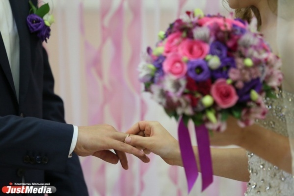 Екатеринбуржцы активно «забивают» для свадеб летние месяцы и красивые даты - Фото 1