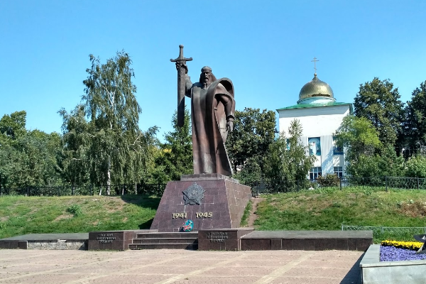 Вслед за сквером на площади Обороны мэрия отремонтирует памятник «Седой Урал» - Фото 1