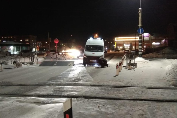 В Артемовском карета скорой помощи с роженицей на борту попала в ДТП на железнодорожном переезде - Фото 1