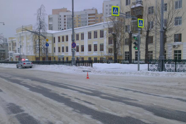 В Екатеринбурге разыскивают водителя Camry, который сбил двух девушек-подростков - Фото 1