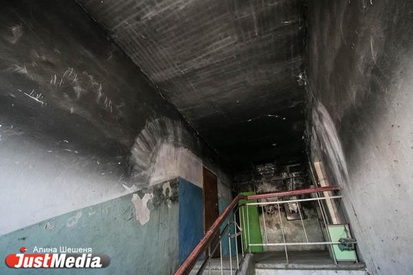 В результате пожара в самом депрессивном доме Екатеринбурга погиб один человек - Фото 1